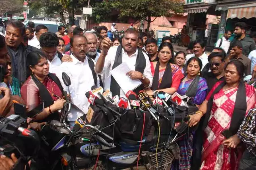 ‘గీతం’కి సర్కారీ భూమి సంతర్పణేనా?