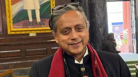 యూడీఎఫ్ స్టార్ క్యాంపెయినర్‌గా శశి థరూర్..