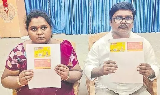 నీ కులమేంటి? నీ బతుకేంటి? ఎలా వ్యాపారం చేస్తావో చూస్తాం? నీ కులమేంటి? నీ బతుకేంటి? ఎలా వ్యాపారం చేస్తావో చూస్తాం?