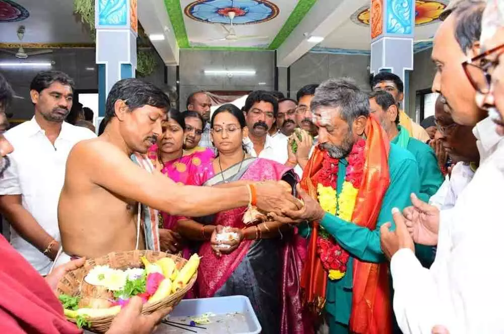 నాడు పవన్ ప్రాయశ్చిత్త దీక్ష..నేడు వైఎస్సార్సీపీ పాప ప్రక్షాళన పూజలు నాడు పవన్ ప్రాయశ్చిత్త దీక్ష..నేడు వైఎస్సార్సీపీ పాప ప్రక్షాళన పూజలు