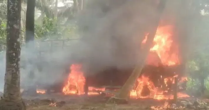 విద్యుత్ తీగలు తగిలి లారీ దగ్ధం..వ్యాపారి సజీవదహనం విద్యుత్ తీగలు తగిలి లారీ దగ్ధం..వ్యాపారి సజీవదహనం