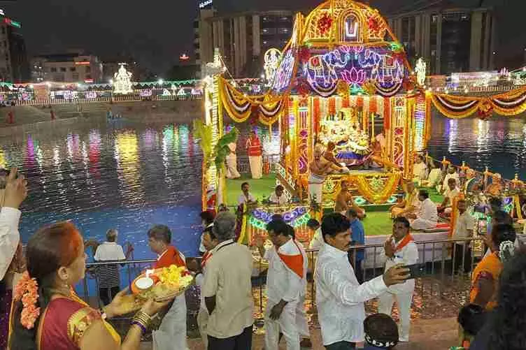 Float festival | నీటిపై విహరిస్తూ కనువిందు చేసిన గోవిందుడు.. Float festival | నీటిపై విహరిస్తూ కనువిందు చేసిన గోవిందుడు..
