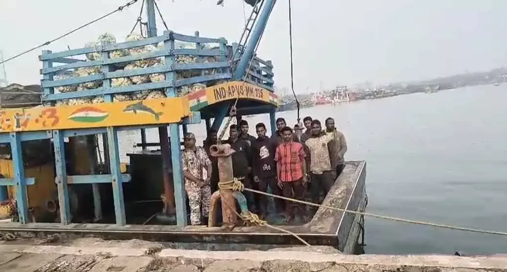 హమ్మయ్యా.. ఆ మత్స్యకారులు ఒడ్డున పడ్డారు..!