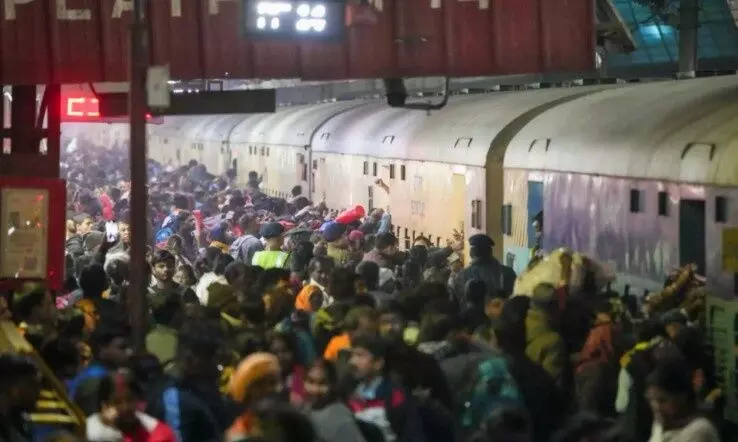 భారతీయ రైళ్లలో టికెట్ దొరకడం ఎందుకంత కష్టం.... భారతీయ రైళ్లలో టికెట్ దొరకడం ఎందుకంత కష్టం....