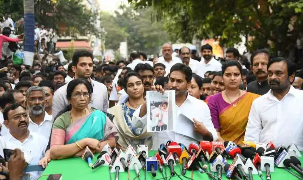 జగన్ టూర్.. నేతలపై కేసులు