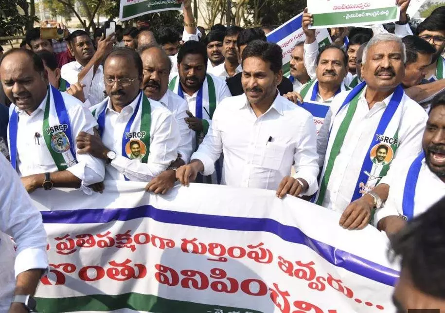 వ్యూహాత్మక ఆటలో ఎవరు గెలుస్తారు? వ్యూహాత్మక ఆటలో ఎవరు గెలుస్తారు?