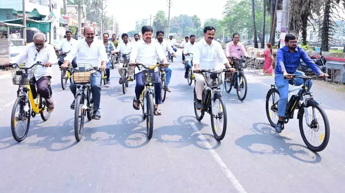 మంగినపూడి బీచ్ లో ‘కొల్లు’ సైకిళ్లు