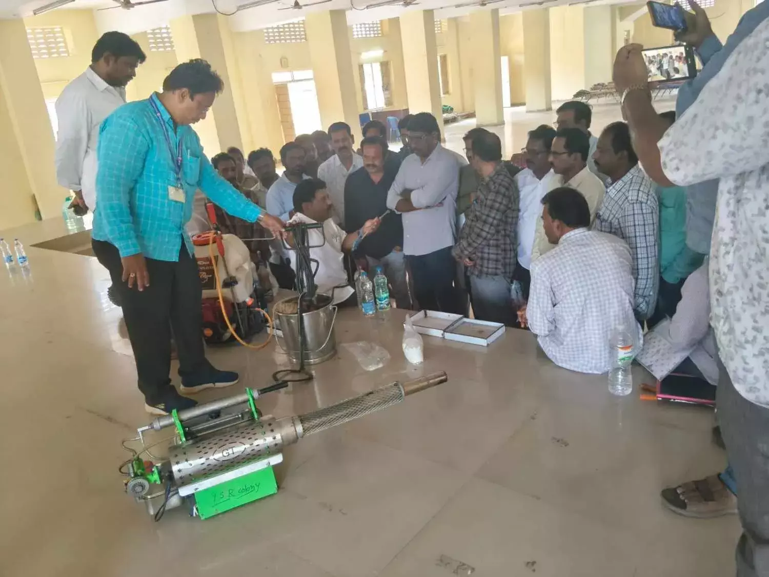 మీ బెదిరింపులకు మేము చస్తామా అంటున్న దోమలు...