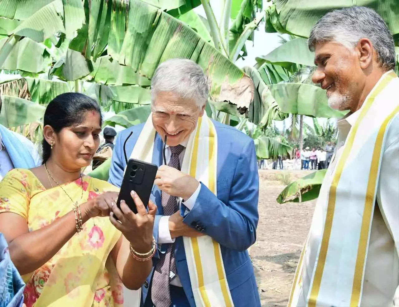 అమరావతి అరటి తోటలో బిల్ గేట్స్ కు ఏమి బోధపడింది? అమరావతి అరటి తోటలో బిల్ గేట్స్ కు ఏమి బోధపడింది?