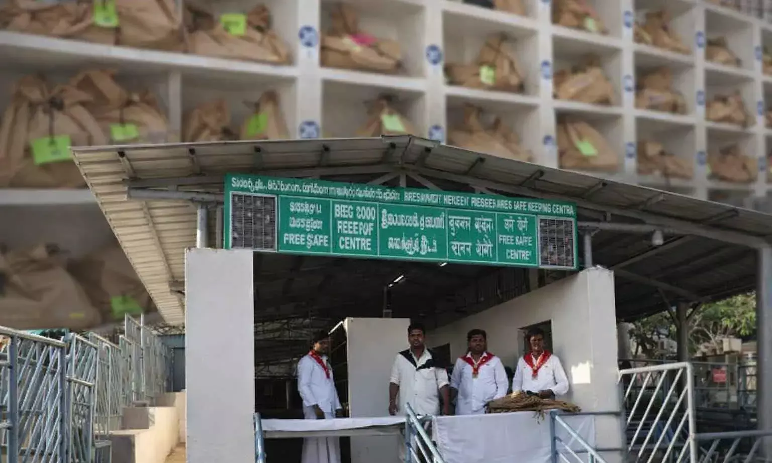 తిరుమలలో చెప్పులకూ ఓ లెక్కుంది.. వాటికి  QR కోడ్ రక్ష ఉందబ్బా...