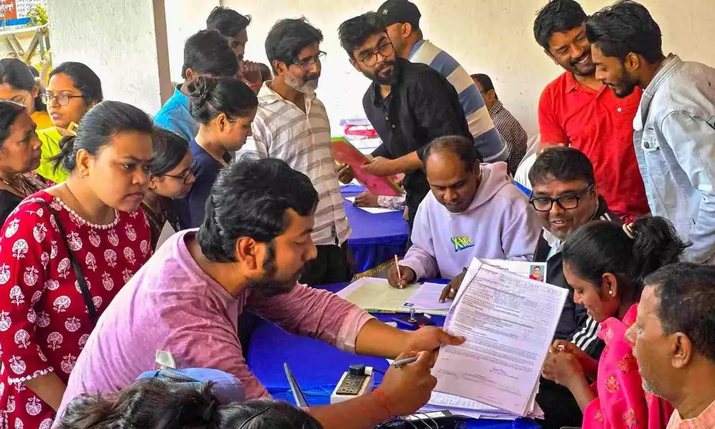 రాజకీయ వేడిని పెంచిన ఉద్యోగ సంక్షోభం..