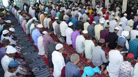 ఏపీలో మారిన రంజాన్ సెలవు: టెన్త్ ఇంగ్లీష్ పరీక్ష వాయిదా