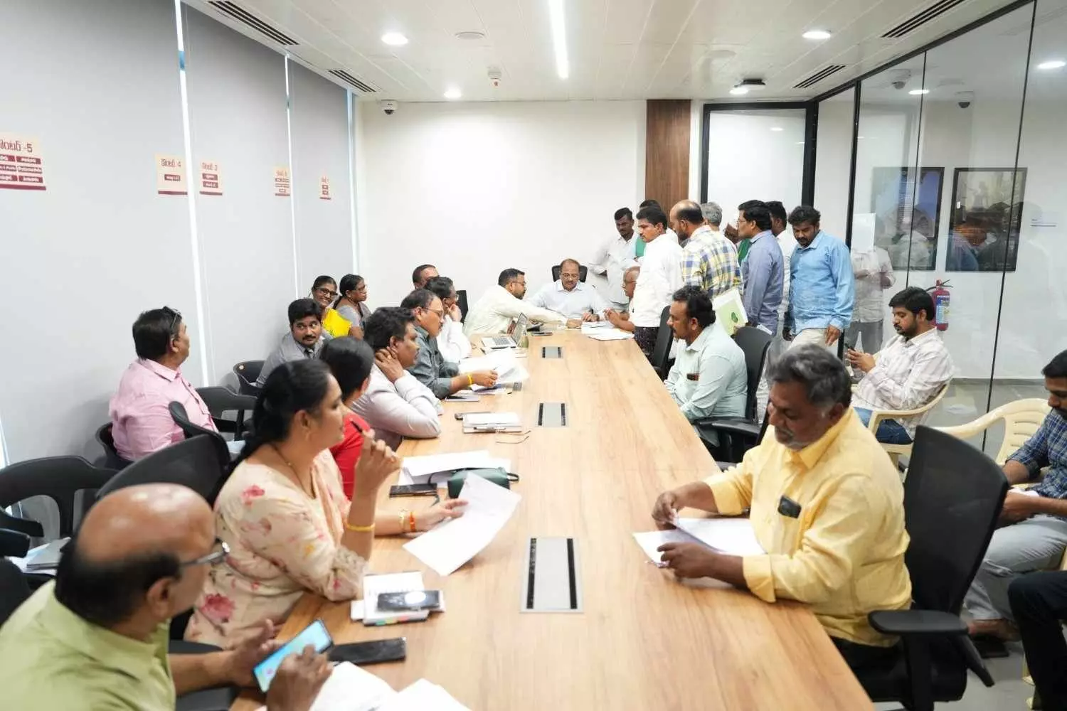 అమరావతిలో ప్లాట్ కోడ్ మార్పుల వెనుక కథ ఏమిటి? అమరావతిలో ప్లాట్ కోడ్ మార్పుల వెనుక కథ ఏమిటి?