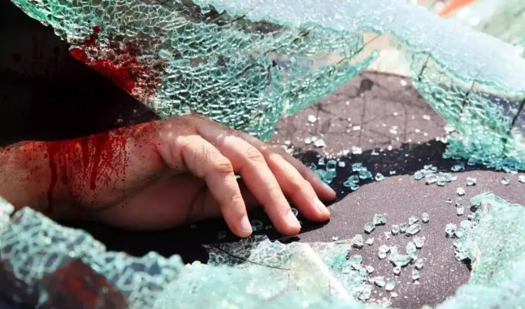 90 కిలో మీటర్ల వేగంతో నదిలో దూసుకెళ్లిన బస్సు 90 కిలో మీటర్ల వేగంతో నదిలో దూసుకెళ్లిన బస్సు