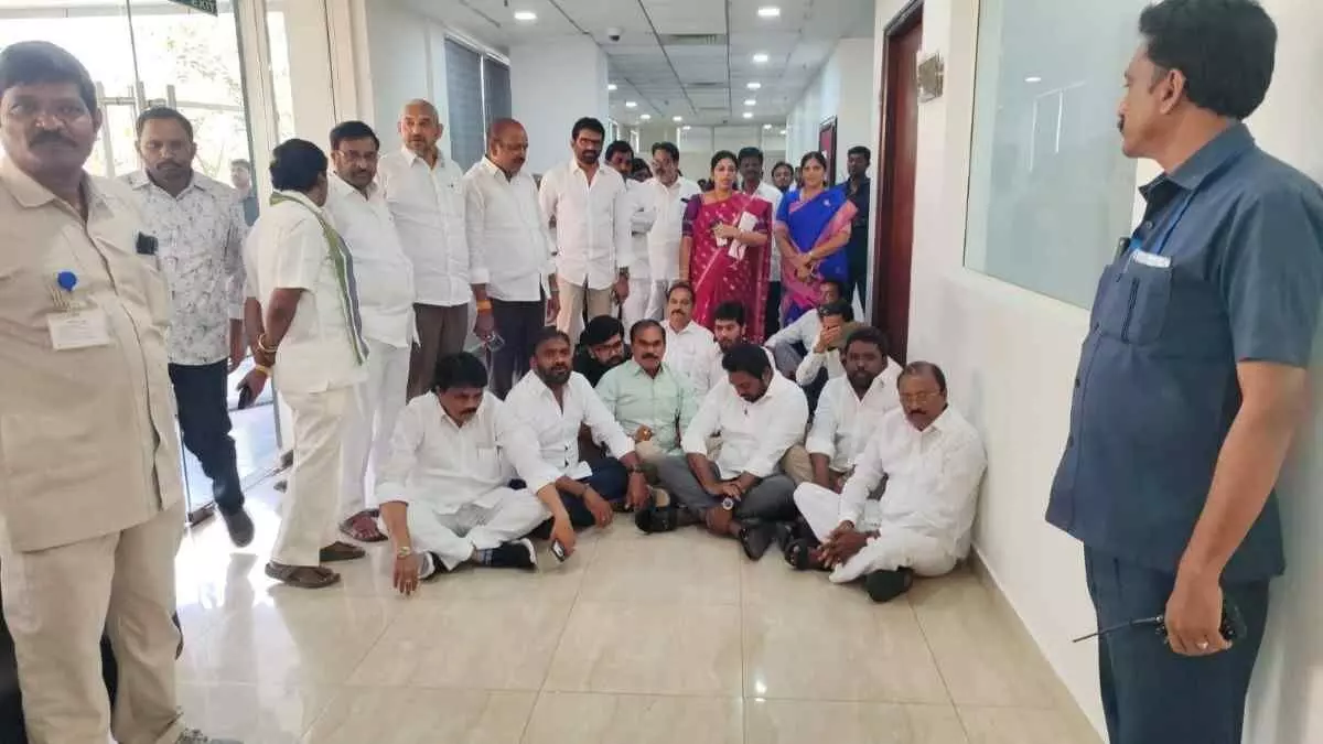 మండలిలో ’వీడియో‘ చిచ్చు మండలిలో ’వీడియో‘ చిచ్చు