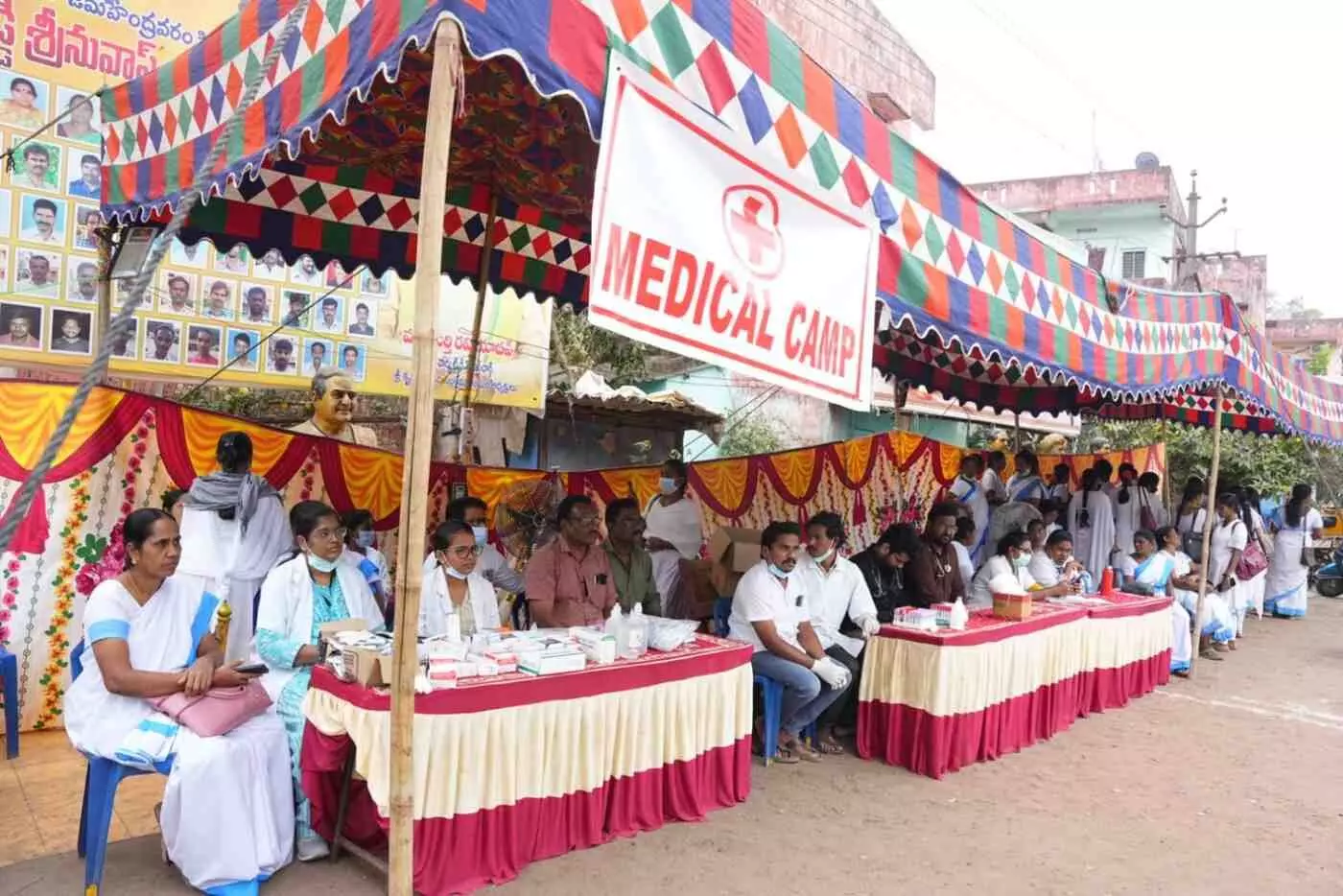 ఎనిమిది మంది పరిస్థితి విషమం.. చెన్నై, ముంబై నుంచి ప్రత్యేక మందులు ఎనిమిది మంది పరిస్థితి విషమం.. చెన్నై, ముంబై నుంచి ప్రత్యేక మందులు