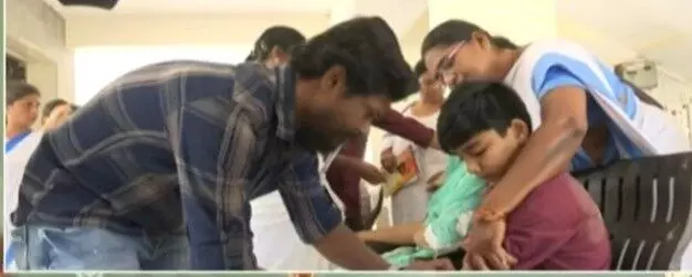 రాజమండ్రిలో పాలు.. సిక్కోలులో నీళ్లు.. కల్లోలం! రాజమండ్రిలో పాలు.. సిక్కోలులో నీళ్లు.. కల్లోలం!