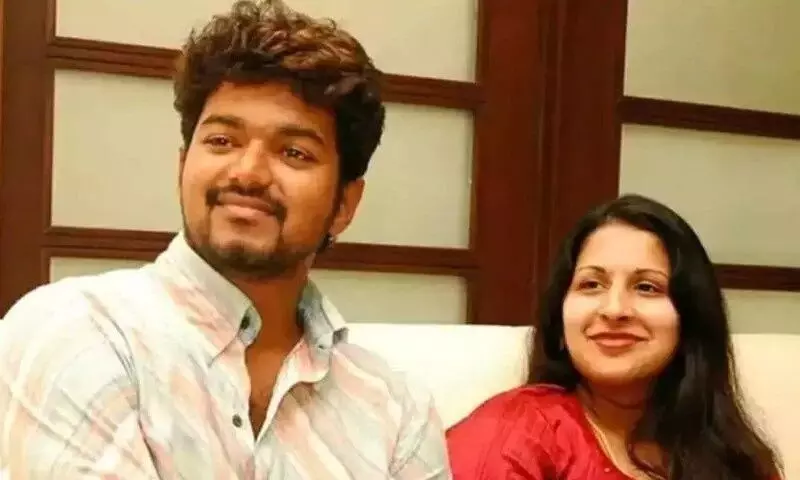 విడాకుల కోసం కోర్టు మెట్లెక్కిన విజయ్ భార్య విడాకుల కోసం కోర్టు మెట్లెక్కిన విజయ్ భార్య