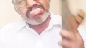 ఆ టీడీపీ నేత చెప్పుతో ఎందుకు కొట్టుకున్నట్లు?