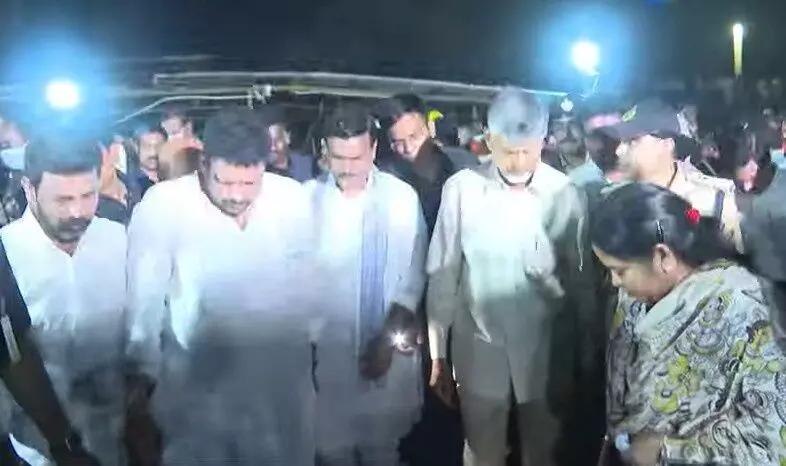 సెల్ ఫోన్లు, కార్ల హెడ్ లైట్ల వెలుగులో చంద్రబాబు పరామర్శ సెల్ ఫోన్లు, కార్ల హెడ్ లైట్ల వెలుగులో చంద్రబాబు పరామర్శ