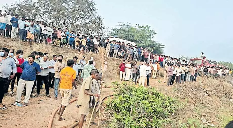 పేదల ప్రాణాలు బలి తీసుకున్న అక్రమ షెడ్ల మందుల ‘ఫ్యాక్టరీ’ పేదల ప్రాణాలు బలి తీసుకున్న అక్రమ షెడ్ల మందుల ‘ఫ్యాక్టరీ’