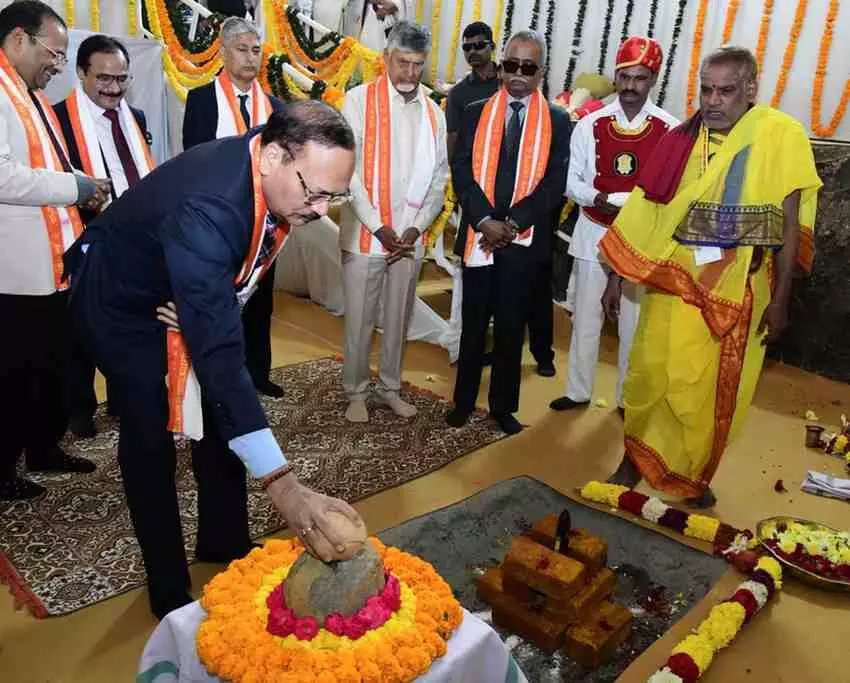 న్యాయమూర్తులతో నిండిపోయిన అమరావతి న్యాయమూర్తులతో నిండిపోయిన అమరావతి