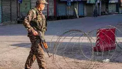 కశ్మీర్‌లో కర్ఫ్యూ కొనసాగింపు – పాఠశాలలు బంద్, ఇంటర్నెట్ సేవల నిలిపివేత