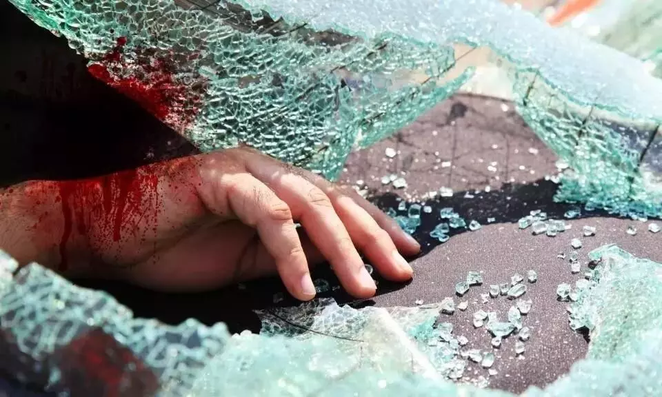 వ్యాన్ను ఢీకొట్టిన డబ్బుల్ డెక్కర్ బస్సు వ్యాన్ను ఢీకొట్టిన డబ్బుల్ డెక్కర్ బస్సు