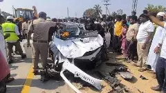 శ్రీనివాసా ఏమిటి ఈ  ఘోరం.. లారీని ఢీకొన్న కారు..