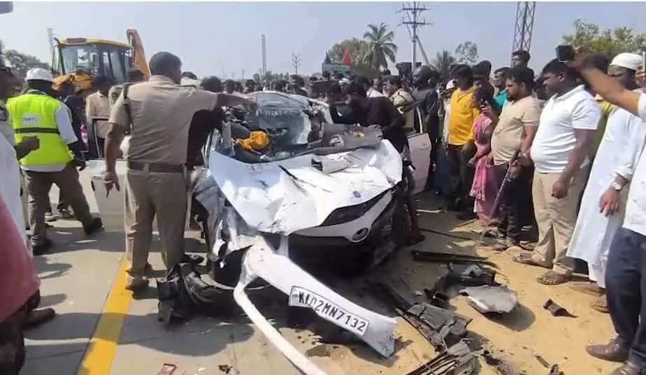 శ్రీనివాసా ఏమిటి ఈ ఘోరం.. లారీని ఢీకొన్న కారు.. శ్రీనివాసా ఏమిటి ఈ ఘోరం.. లారీని ఢీకొన్న కారు..