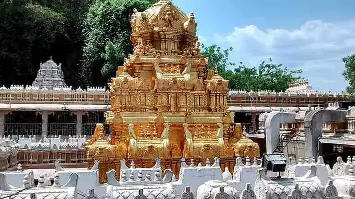 దుర్గమ్మ దర్శనం కోసం వచ్చి..నిలువు దోపిడీకి గురై