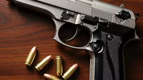 విజయవాడ హోటల్ లో గన్ తో నాలుగు రోజులుగా ఉన్న మరళి ఎవరు?