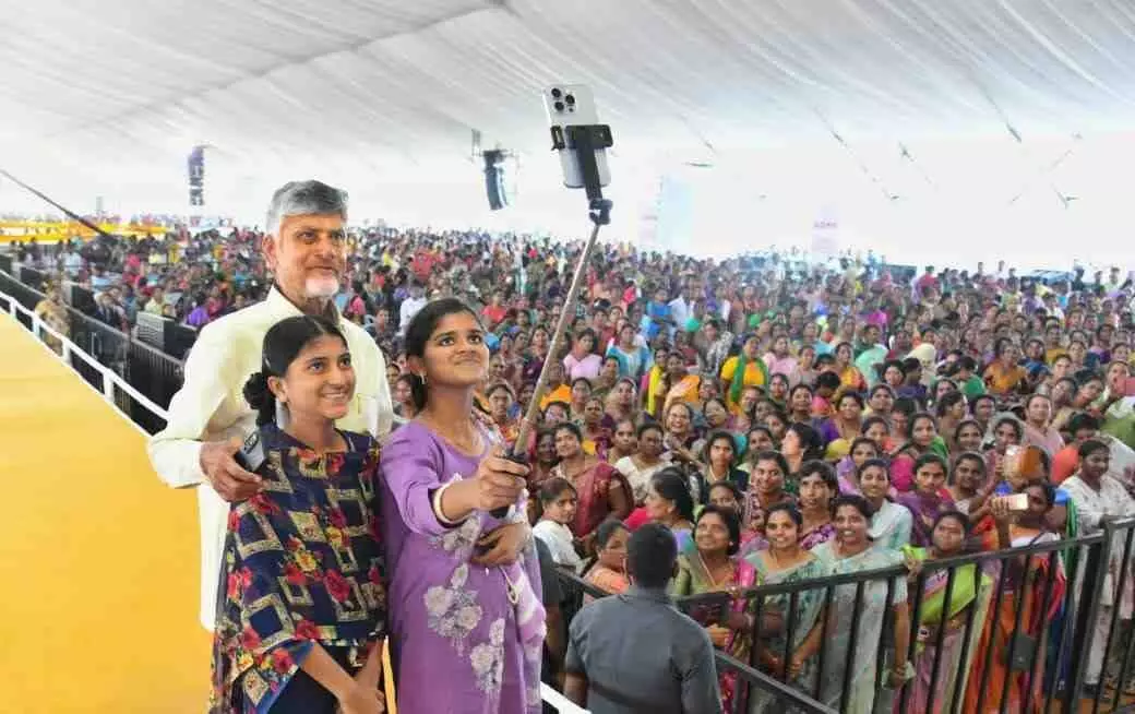 సృష్టికి మూలం మహిళలే: సీఎం చంద్రబాబు సృష్టికి మూలం మహిళలే: సీఎం చంద్రబాబు