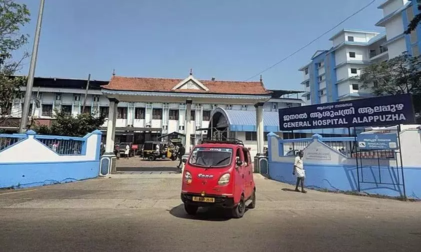 కేరళలో కాంగ్రెస్ vs వామపక్షం: రూ.25 లక్షల ఆరోగ్య బీమాపై రాజకీయ వివాదం కేరళలో కాంగ్రెస్ vs వామపక్షం: రూ.25 లక్షల ఆరోగ్య బీమాపై రాజకీయ వివాదం