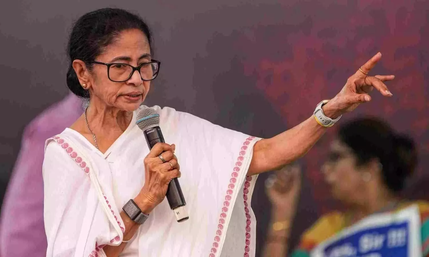 ఇంధనం–ఎల్పీజీ కొరతపై బెంగాల్ అప్రమత్తం ఇంధనం–ఎల్పీజీ కొరతపై బెంగాల్ అప్రమత్తం