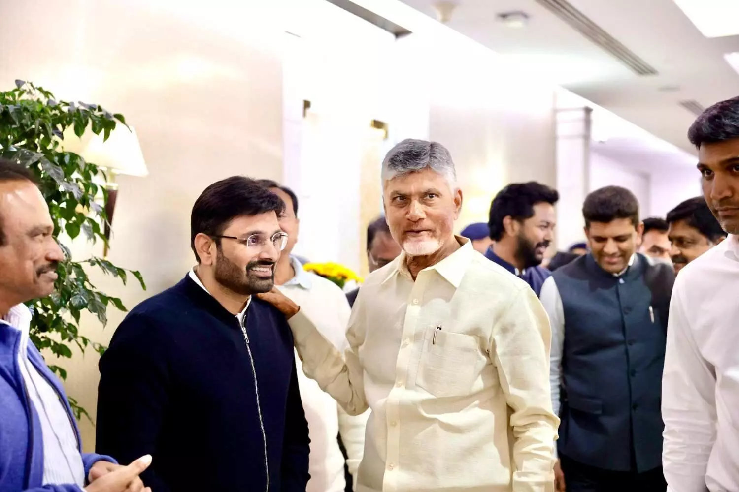 పార్టీ కార్యక్రమాలకు ఎంపీ మహేష్ ను దూరం పెట్టిన సీఎం బాబు పార్టీ కార్యక్రమాలకు ఎంపీ మహేష్ ను దూరం పెట్టిన సీఎం బాబు