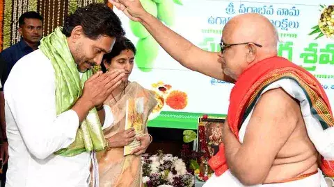 పంచె కట్టి, కండువా వేసి పంచాంగ శ్రవణంలో పాల్గొన్న జగన్ దంపతులు