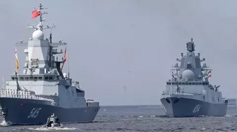 విశాఖ తీరంలో రష్యా యుద్ధ నౌకల కలకలం