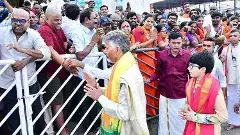 తిరుమల యాత్రికులతో తాతా, మనవడి సందడి..