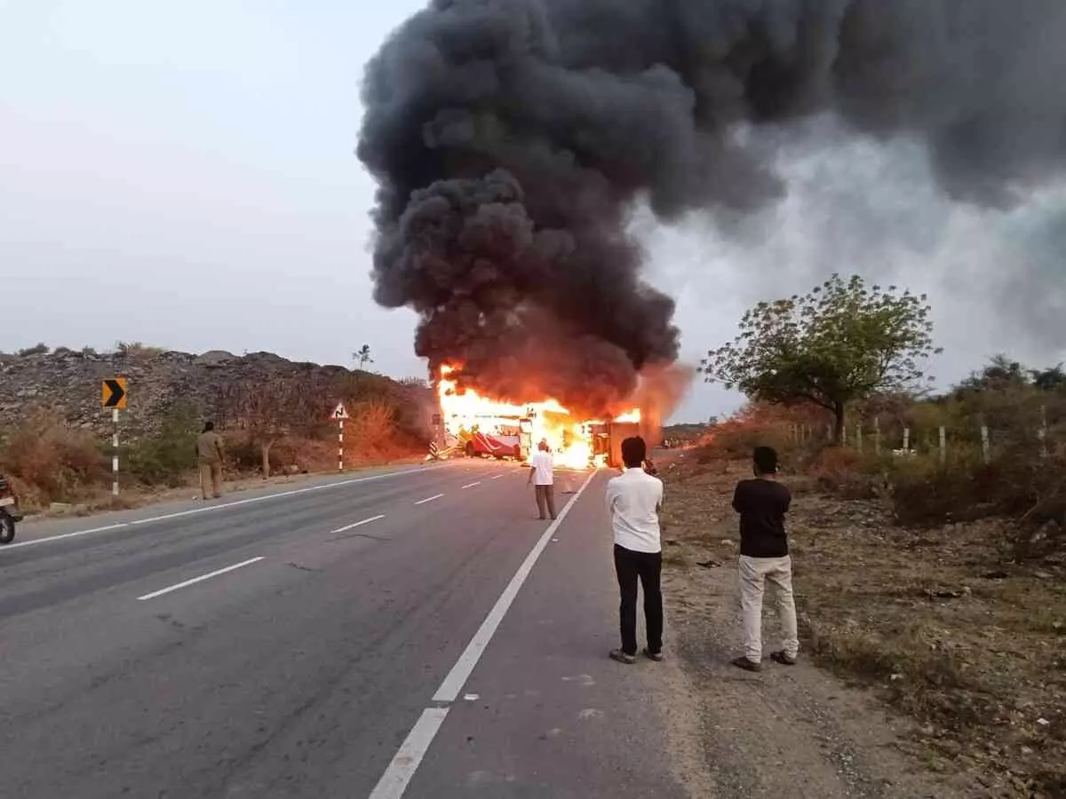 మార్కాపురం బస్సు ప్రమాదం: ప్రయాణికులు ముందే హెచ్చరించినా.. మార్కాపురం బస్సు ప్రమాదం: ప్రయాణికులు ముందే హెచ్చరించినా..