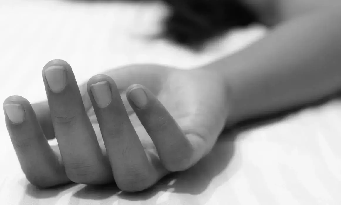 అప్పుల భారంతో కుటుంబం ఆత్మహత్యాయత్నం అప్పుల భారంతో కుటుంబం ఆత్మహత్యాయత్నం