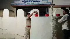 పక్షుల కోసం నీటి పాత్రలు.. దాహం తీరుస్తున్న పోలీసులు