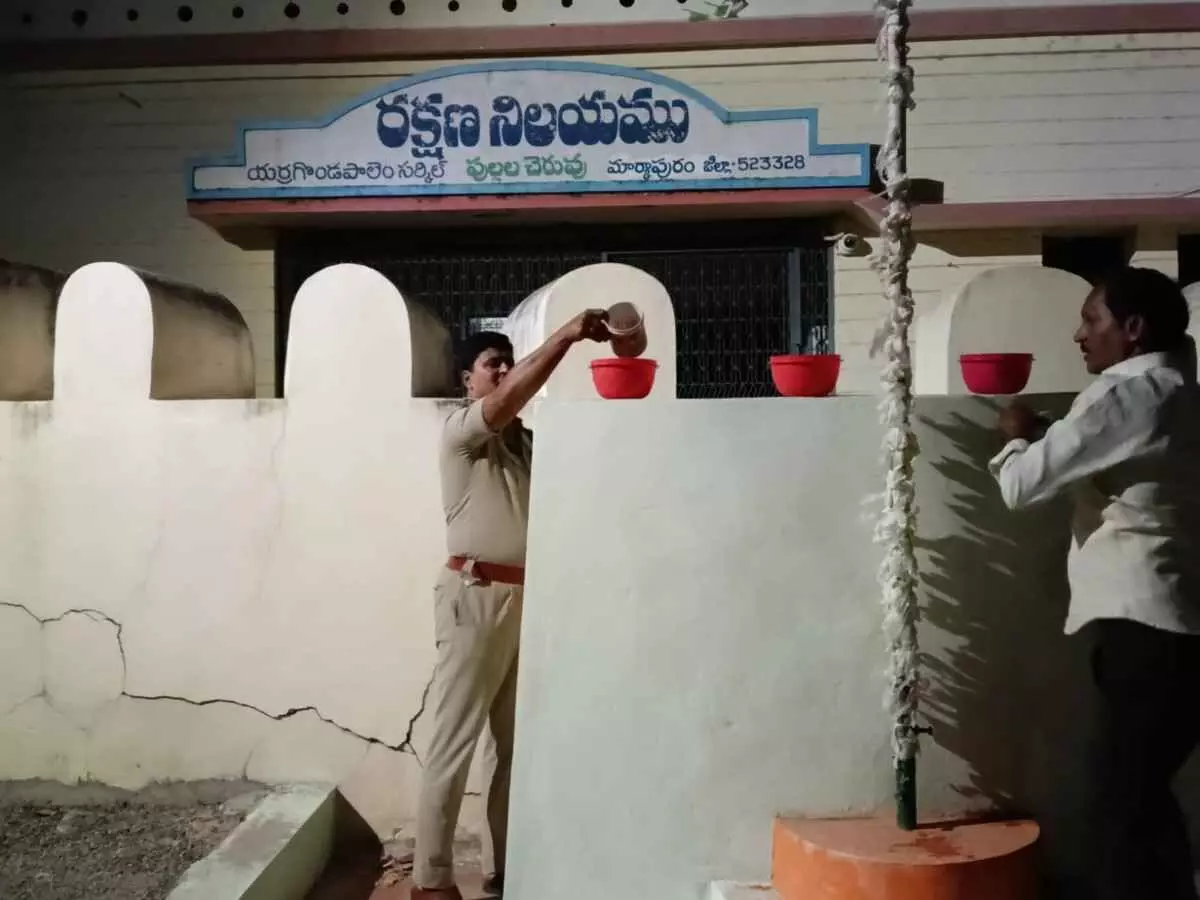 పక్షుల కోసం నీటి పాత్రలు.. దాహం తీరుస్తున్న పోలీసులు పక్షుల కోసం నీటి పాత్రలు.. దాహం తీరుస్తున్న పోలీసులు