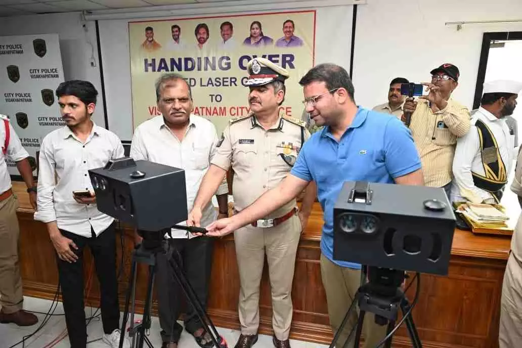 వైజాగ్ రైడర్ల వెన్నులో లేజర్ గన్స్ వణుకు! వైజాగ్ రైడర్ల వెన్నులో లేజర్ గన్స్ వణుకు!