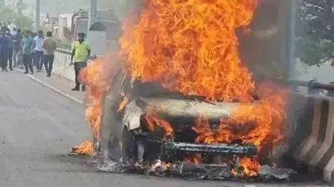 కదులుతున్న కారులో మంటలు..తృటిలో తప్పిన ప్రాణాపాయం