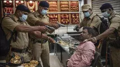 సినీ పక్కిలో పలాస షాపు యజమానిని కట్టేసి, బంగారం కొట్టేసి..