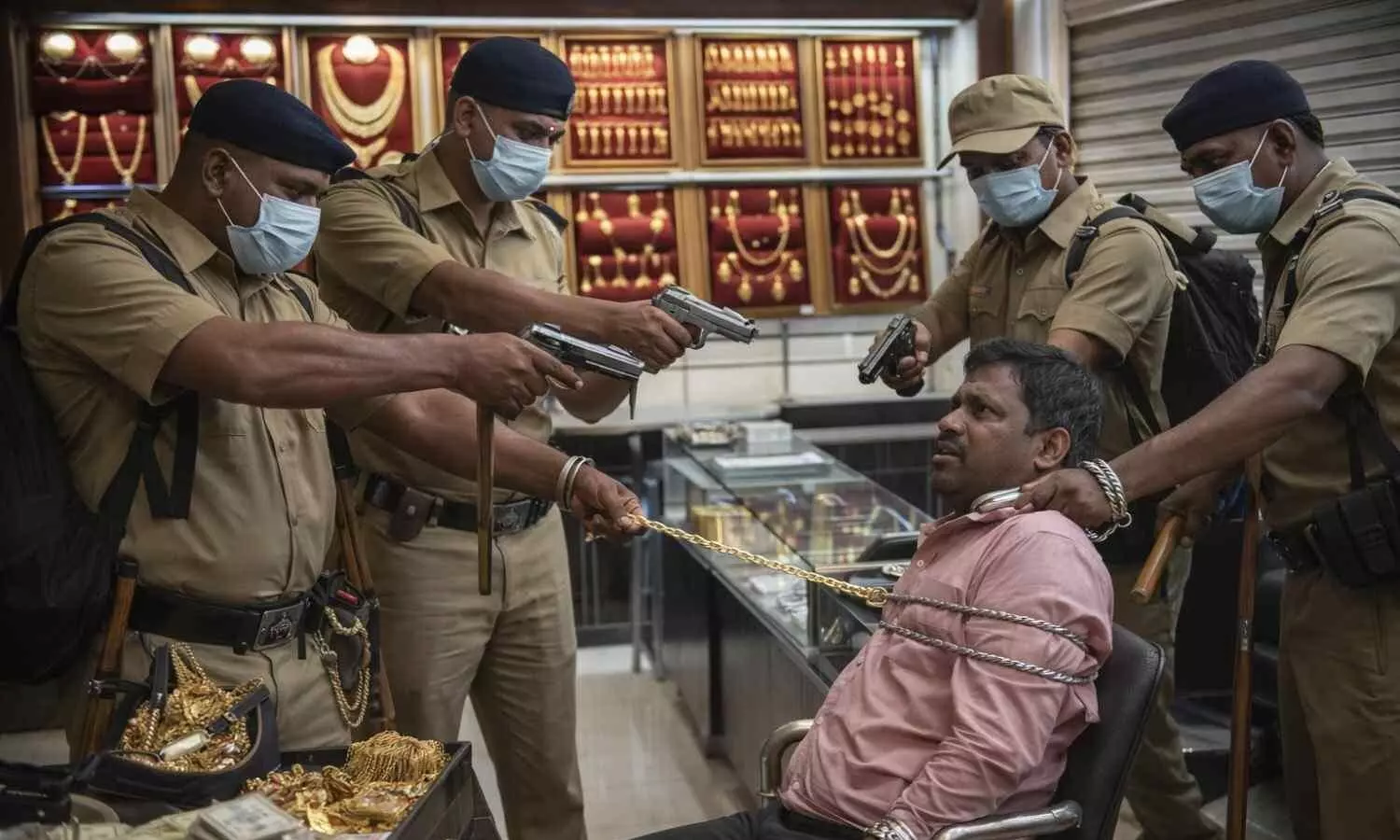 సినీ పక్కిలో పలాస షాపు యజమానిని కట్టేసి, బంగారం కొట్టేసి.. సినీ పక్కిలో పలాస షాపు యజమానిని కట్టేసి, బంగారం కొట్టేసి..