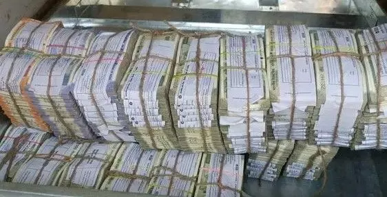 విజయవాడలో భారీగా హవాలా..సూత్రధారులు ఎవరు? విజయవాడలో భారీగా హవాలా..సూత్రధారులు ఎవరు?