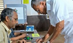 ఓటు వేసిన కేరళ ముఖ్యమంత్రి ఓటు వేసిన కేరళ ముఖ్యమంత్రి