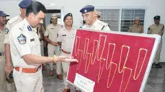 కళ్లలో కారం కొట్టి నగలు దోచి.. పోలీసు వలలో చిక్కిన టక్కరి